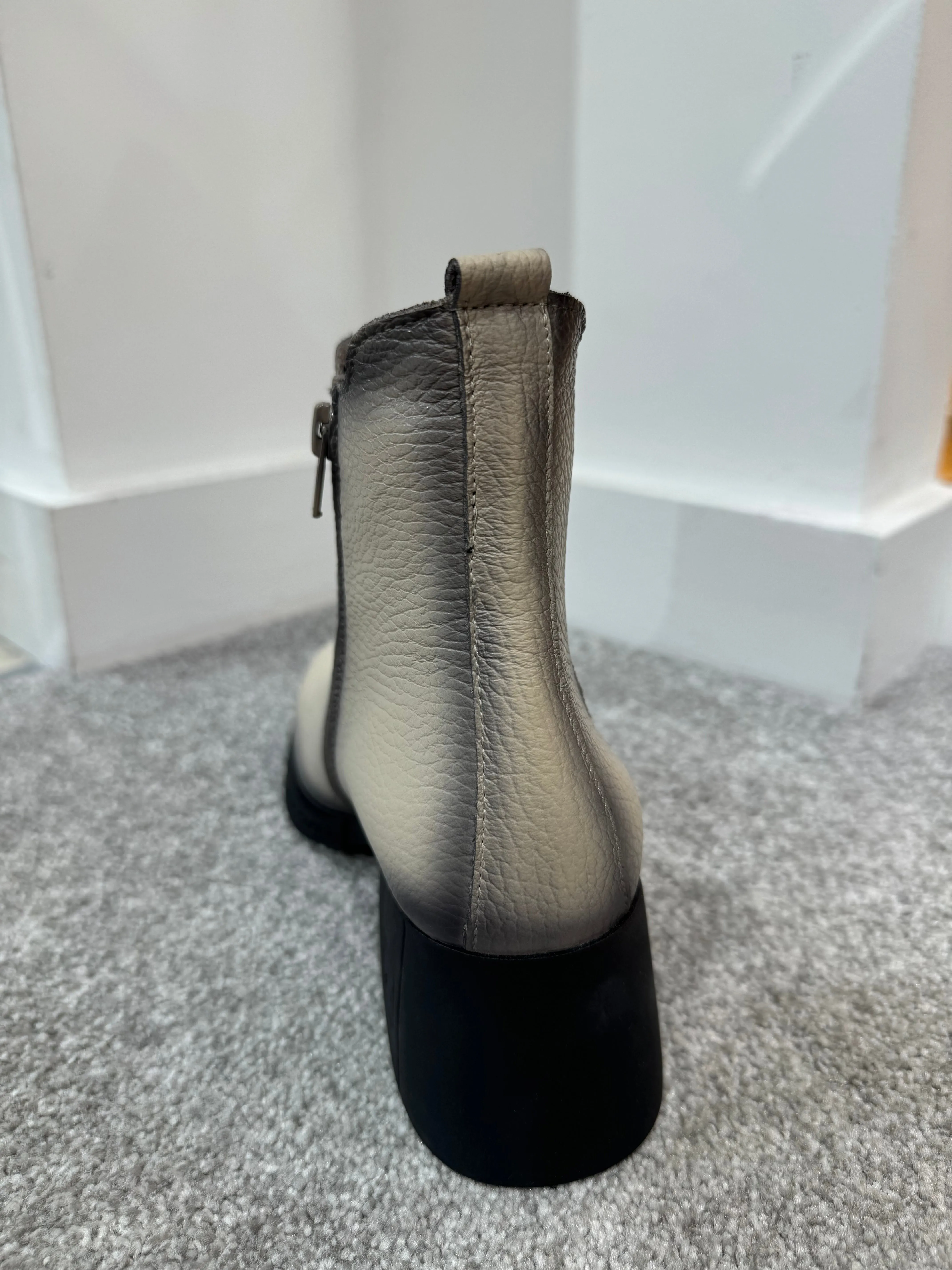JOSE SAENZ Beige Ankle Boots