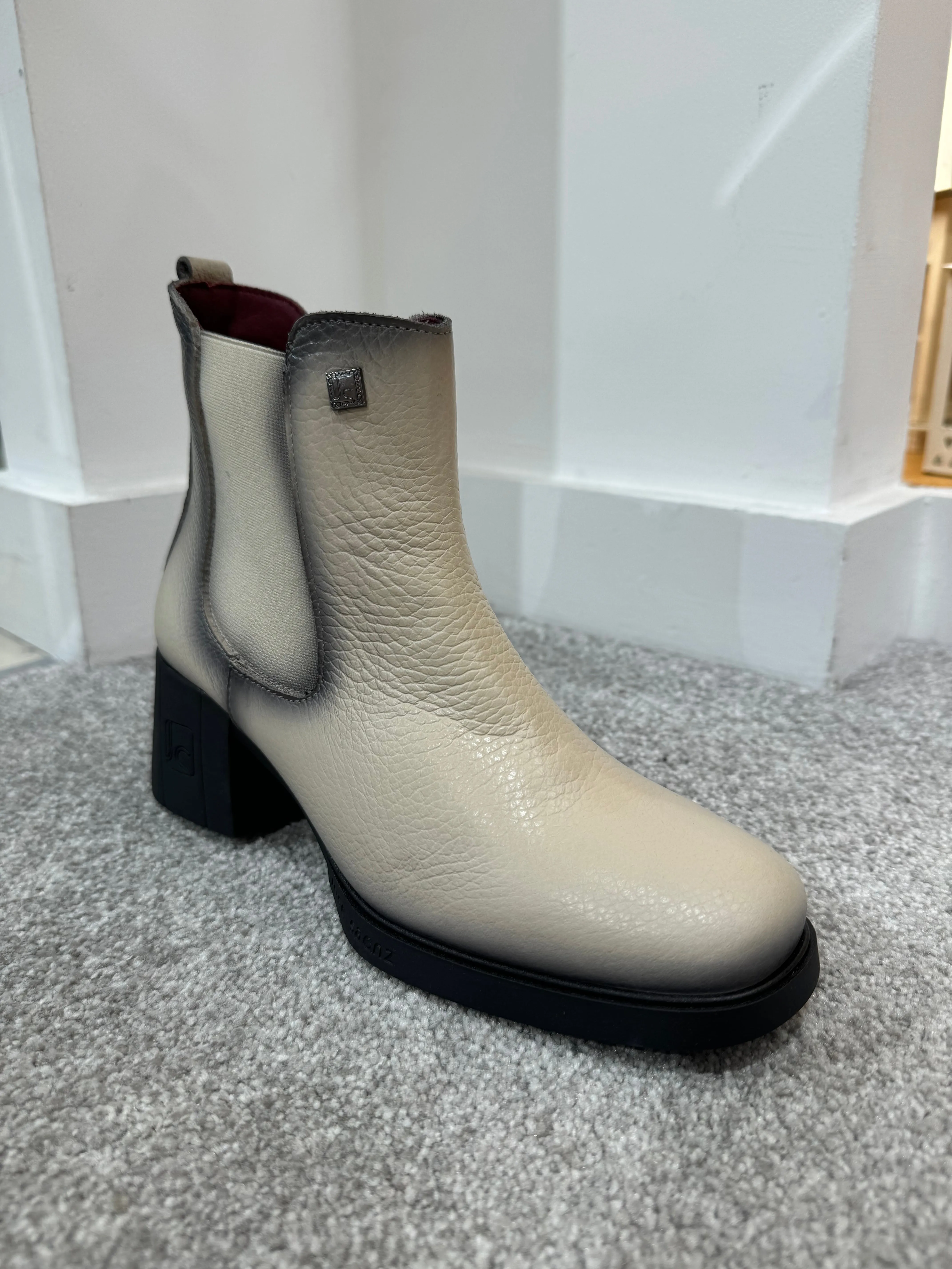 JOSE SAENZ Beige Ankle Boots