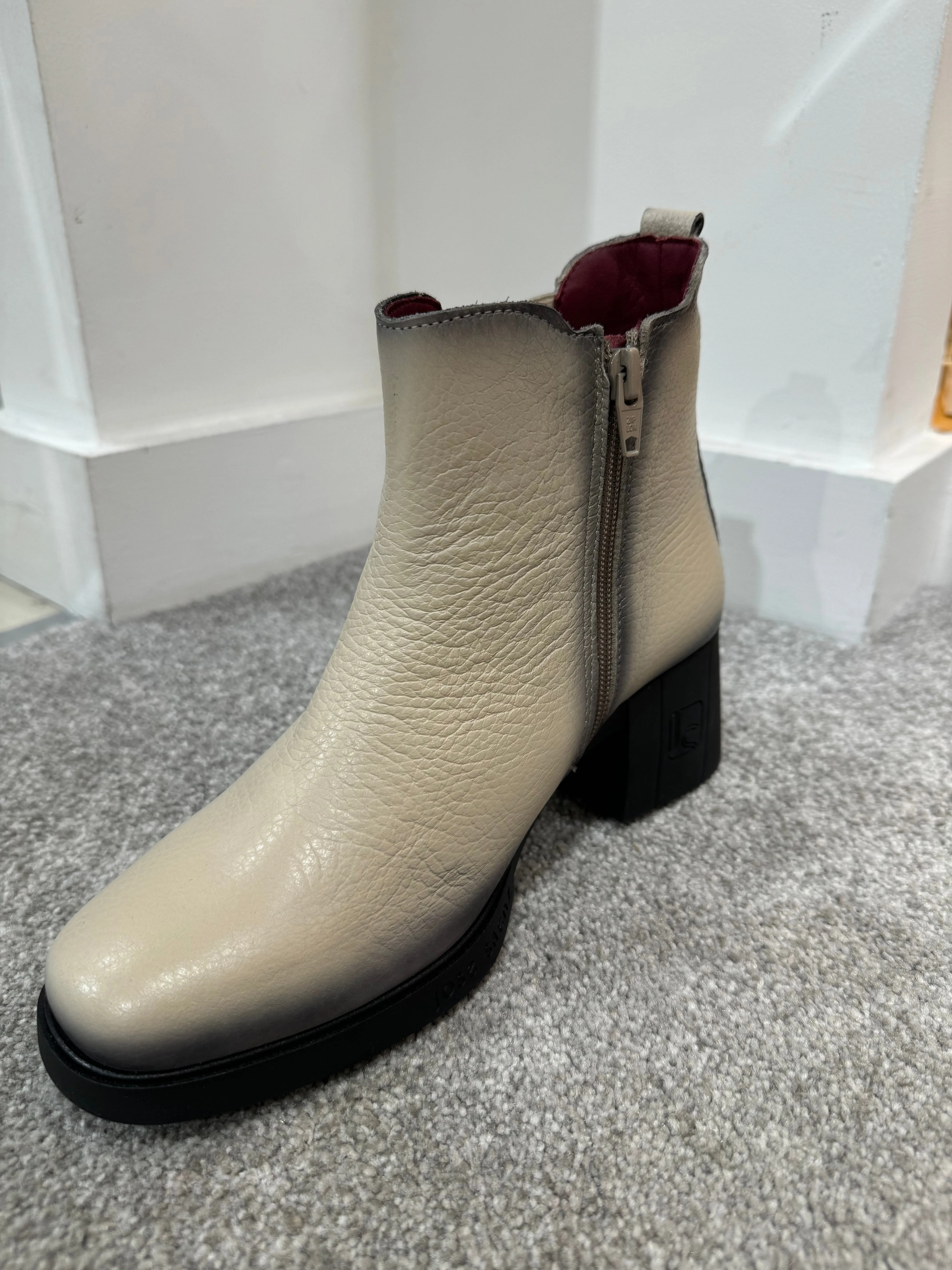 JOSE SAENZ Beige Ankle Boots
