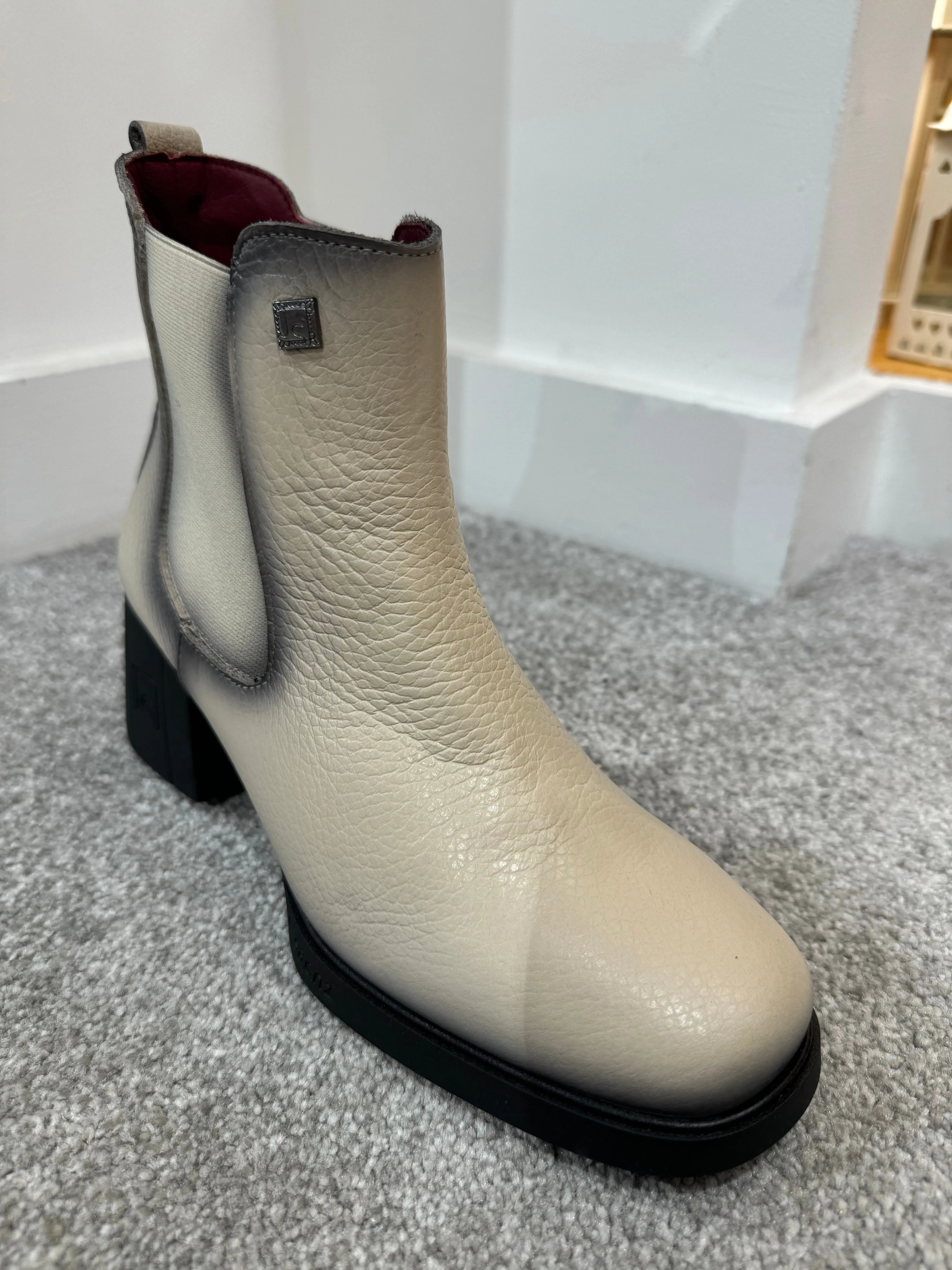 JOSE SAENZ Beige Ankle Boots